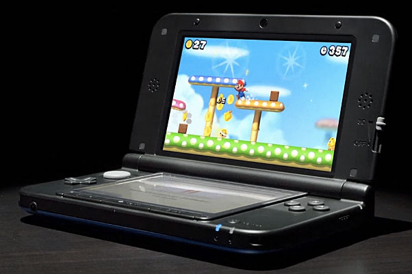 3DS XL wird mit einem doppelt so großen Speicherstick (4 GB) und einem stärkeren Akku als der 3DS ausgeliefert.