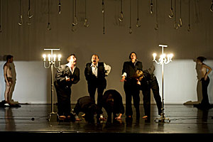 Acht Schauspieler und Tänzer der Compagnie Troubleyn von Jan Fabre haben
kunstvoll Joghurt gegessen, können es - nebst anderem - aber nicht so
gut verdauen. Acht Schauspieler und Tänzer der Compagnie Troubleyn von Jan Fabre haben
kunstvoll Joghurt gegessen, können es - nebst anderem - aber nicht so
gut verdauen.