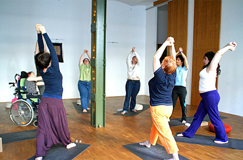 In der Yogagruppe wird Heterogenität als Bereicherung empfunden. Statt Konkurrenz, Ehrgeiz und Körperkult steht die Entschleunigung des Alltags im Vordergrund.