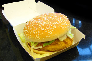  Umstrittene Aktion von McDonald's: Essen und Benzin tanken.