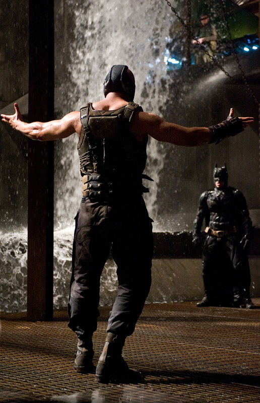 Harte Bandagen für die Fledermaus: Bane (Tom Hardy) entpuppt sich als 
zäher Widersacher Batmans (Christian Bale).