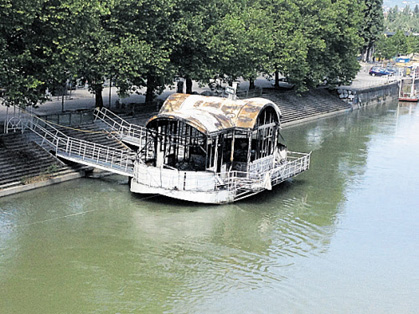 Das abgebrannte Partyschiff am Donaukanal. Das abgebrannte Partyschiff am Donaukanal.