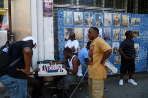 Rechts eine Straßenszene in der 125th Street, der Magistrale Harlems. Rechts eine Straßenszene in der 125th Street, der Magistrale Harlems.
