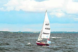 Segeln ohne Mensch an Bord: Sensoren und Computer steuern, Solarzellen liefern
Energie. Segeln ohne Mensch an Bord: Sensoren und Computer steuern, Solarzellen liefern
Energie.