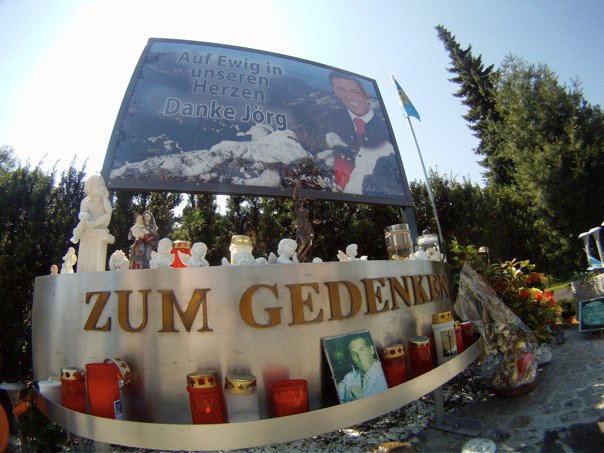 Ausgeleuchtet wird der Platz von Dutzenden Kerzen, die Tag und Nacht brennen.