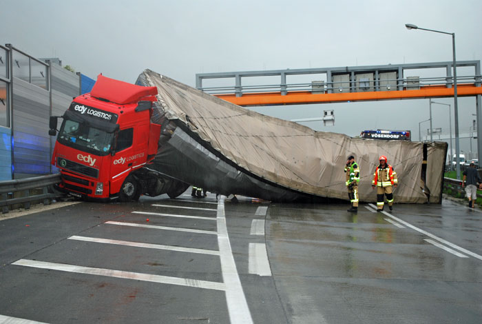 Der Lkw mit 14 Tonnen Ladegut blockierte die gesamte Fahrbahn.