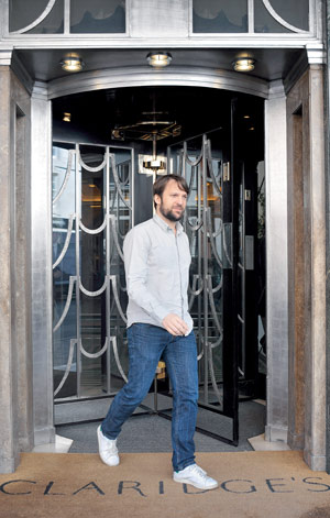René Redzepi vor dem Claridge's in London, wo er während der Spiele ein Pop-up-Restaurant bekochen wird. René Redzepi vor dem Claridge's in London, wo er während der Spiele ein Pop-up-Restaurant bekochen wird.