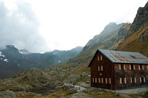 Der Wanderer war am Weg zur Bremer Hütte, als er ausrutschte und 40 Meter abstürzte. Er konnte sich aus eigener Kraft zurück auf den Wandersteig retten. Der Wanderer war am Weg zur Bremer Hütte, als er ausrutschte und 40 Meter abstürzte. Er konnte sich aus eigener Kraft zurück auf den Wandersteig retten.