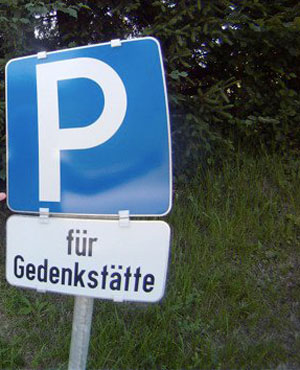 Und wer sich die Stätte genauer anschauen will, kann das Auto in unmittelbarer Nähe abstellen. Und wer sich die Stätte genauer anschauen will, kann das Auto in unmittelbarer Nähe abstellen.