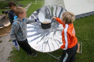 Wie wird bloß die Suppe heiß, wenn die Sonne nicht so richtig scheint? Die Kinder beim Energy Camp im Pielachtal haben sich am Solarkocher versucht, schließlich musste aber das Feuer helfen.
