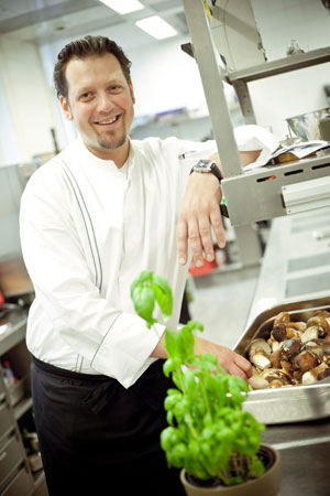 Florian Prandstätter hat es sich zum Ziel gesetzt, "einfache Produkte so gefühlvoll zu bearbeiten, dass man ihren Eigengeschmack perfekt herauskitzelt und die Gäste dann lieber Linsen mit Speck und Knödel essen als Hummer mit Kaviar".