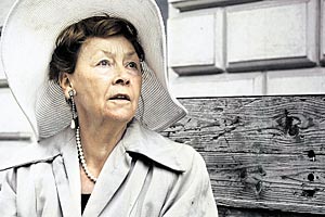 Der ostdeutsche Film- und Theaterstar Jutta Hoffmann schlüpft ab Dienstag, 31.7., in die Rolle der Jahrhundertwende-Muse Alma Mahler. Der Text des Dramas stammt von Joshua Sobol. Der ostdeutsche Film- und Theaterstar Jutta Hoffmann schlüpft ab Dienstag, 31.7., in die Rolle der Jahrhundertwende-Muse Alma Mahler. Der Text des Dramas stammt von Joshua Sobol.