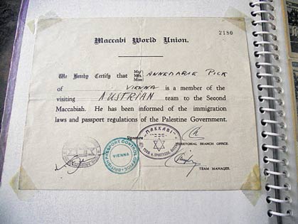 Teilnahmebestätigung von der zweiten Maccabiade, die 1935 in Israel
stattfand. Das Team war per Schiff von Triest nach Haifa gereist. Teilnahmebestätigung von der zweiten Maccabiade, die 1935 in Israel
stattfand. Das Team war per Schiff von Triest nach Haifa gereist.