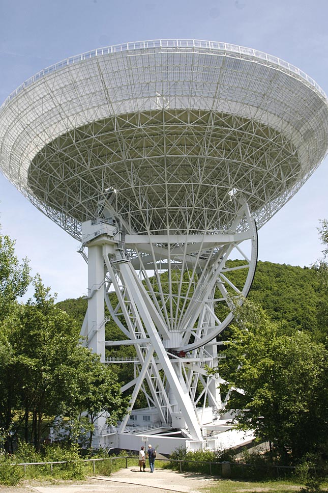Mit Hilfe des Radioteleskops Effelsberg werden seit 40 Jahren Radioquellen im Universum erforscht.
