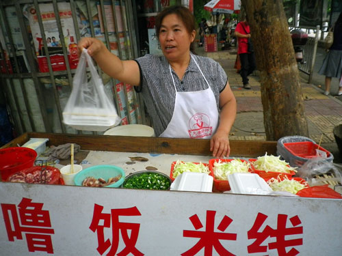 Mixian, Reisnudeln, sind eine allgemein beliebte Spezialität Yunnans und dürfen auch an Shaokao-Ständen nicht fehlen. 