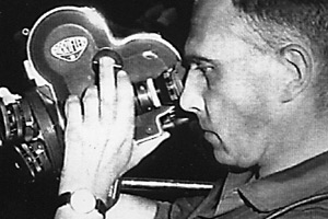 Eine rare, frühe Aufnahme des
fotoscheuen französischen Bildermachers Chris Marker. Eine rare, frühe Aufnahme des
fotoscheuen französischen Bildermachers Chris Marker.