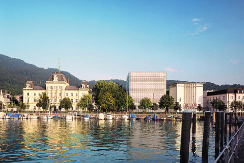Die Bregenzer Post: früher kaiserliches Prunkstück, heute Teil der Kulturmeile mit Kunsthaus, Theater und Museum. 