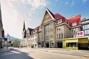 Neuer Glanz für alte Mauern. Das Luger-Areal in Dornbirn schmückt nun ein goldenes Kästchen.