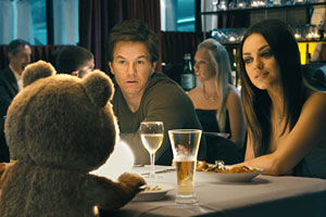 Lebensgemeinschaft mit hoher Gag-Frequenz: Titelbär Ted, sein bester
Freund John (Mark Wahlberg) und dessen Freundin Lori (Mila Kunis), die
lieber eine teddylose Beziehung führen würde. Lebensgemeinschaft mit hoher Gag-Frequenz: Titelbär Ted, sein bester
Freund John (Mark Wahlberg) und dessen Freundin Lori (Mila Kunis), die
lieber eine teddylose Beziehung führen würde.