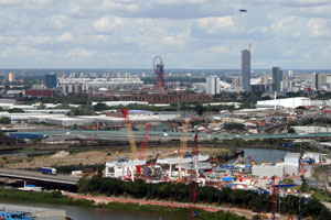 Selbst den Olympiapark sieht man ohne Ticket nur aus der Ferne. Am besten vielleicht aus der neuen Seilbahn zwischen der Arena in North Greenwich (Turnen) und der Excel-Arena (Kampfsport, Gewichtheben) über die Themse. Selbst den Olympiapark sieht man ohne Ticket nur aus der Ferne. Am besten vielleicht aus der neuen Seilbahn zwischen der Arena in North Greenwich (Turnen) und der Excel-Arena (Kampfsport, Gewichtheben) über die Themse.