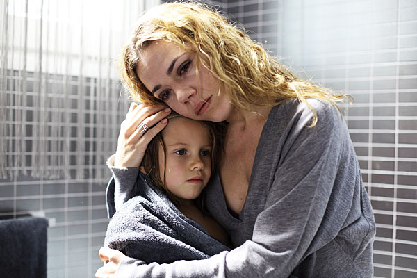 Mutter und Tochter, ratlos: Anna Ycobalzeta (re.), Noa Schinnerling in "La Mosquitera".