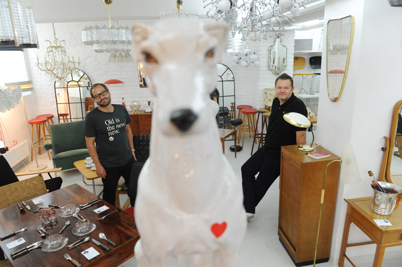 Alexander Bechstein (links) und Peter Lindenberg sind die rührenden 
Hausmeister, Wächter und Auskenner in der "Vintagerie" in der Wiener 
Nelkengasse.