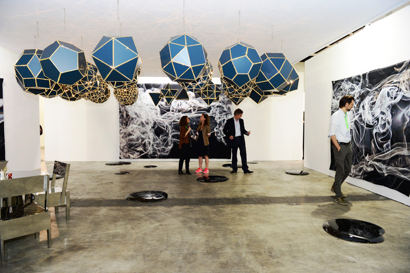 Die Galerien aus dem Westen versuchen in Hongkong Fuß zu fassen: der 
Stand der Galerie Neugerriemschneider mit Himmelskörpern von Olafur 
Eliasson bei der Art HK 2012. 