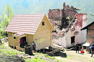 Nach vier Tagen Arbeit und 4000 Euro Spendengeld von "Bauern helfen
Bauern" hat eine zurückgekehrte Familie mit dem kanadischen Blockhaus
wieder ein Dach über dem Kopf. Nach vier Tagen Arbeit und 4000 Euro Spendengeld von "Bauern helfen
Bauern" hat eine zurückgekehrte Familie mit dem kanadischen Blockhaus
wieder ein Dach über dem Kopf.