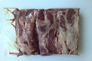 Drei Herzzapfen vom Schmölz. Der erste ist vergrillt und verputzt - zu Fidlers großer Freude.
Schmölz HansFeine Fleisch- und WurstwarenHauptplatz 103430 Tulln an der Donau02272/62317 
Wenn ich die Rechnung richtig deute: keine 12 Euro.
&nbsp;