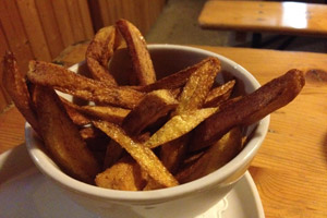 Handgeschnitzte Pommes. Da greift sogar der Fidler zu.