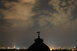 Rot ist das neue Schwarz haben deutsche Astronomen ihre aktuelle Studie zur Lichtverschmutzung betitelt. Der Himmel über Berlin zeigt, warum.
