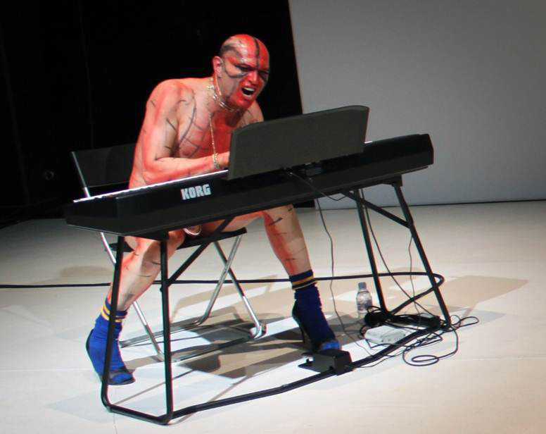 Ivo Dimchev betätigt sich bei Impulstanz als Spontanmusiker und lockt sein 
Publikum auch mit Geld.&nbsp; 