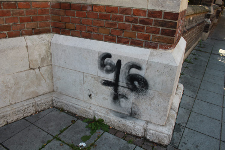 Die Entfernung des Graffiti, das ein vekehrtes Kreuz und die "diabolische" Ziffer 6 zeigt, kostet die Pfarre rund 4.000 Euro.