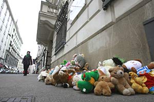 Stofftiere vor dem Innenministerium: Mit Protesten gegen die Abschiebepraxis dürfte Ministerin Mikl-Leitner auch am Mittwoch in Salzburg zu tun bekommen. Stofftiere vor dem Innenministerium: Mit Protesten gegen die Abschiebepraxis dürfte Ministerin Mikl-Leitner auch am Mittwoch in Salzburg zu tun bekommen.