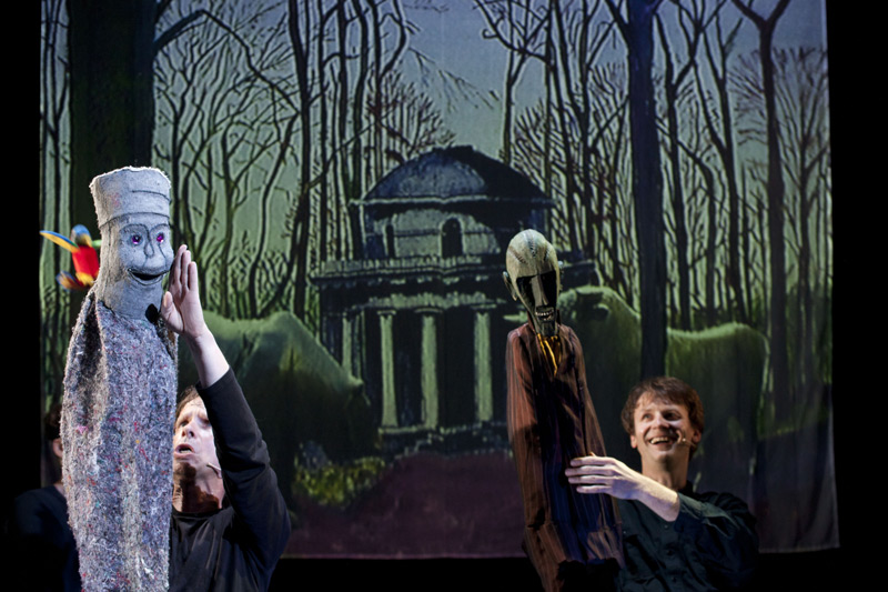 Puppentreff  im Salzburger Schauspielhaus in  Nonntal:  Tristan Vogt 
(Mi.) und Lutz Großmann bei der Arbeit - der filzige  Geselle mit den 
roten  Augen links  ist der "Hass".