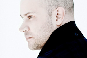 Bejun Mehta (44), als Sohn eines Pianisten und einer Sopranistin in
North Carolina (USA) geboren, spielte nach dem Stimmbruch Cello und sang
als Bariton. An der N. Y. City Opera debütierte er 1998 als
Countertenor. Bejun Mehta (44), als Sohn eines Pianisten und einer Sopranistin in
North Carolina (USA) geboren, spielte nach dem Stimmbruch Cello und sang
als Bariton. An der N. Y. City Opera debütierte er 1998 als
Countertenor.