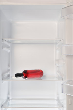 Klar kann man Rotwein kühlen. Mit Cola beispielsweise. Aber selbst so
ein köstliches Fetzi, vielerorts auch Bonanza genannt, sollte nicht zu
kalt serviert werden. Klar kann man Rotwein kühlen. Mit Cola beispielsweise. Aber selbst so
ein köstliches Fetzi, vielerorts auch Bonanza genannt, sollte nicht zu
kalt serviert werden.