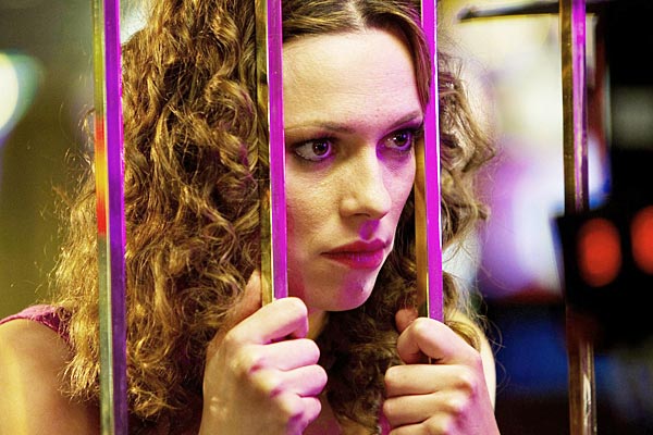 Auch in den Casinos von Las Vegas hält die Bank das große Geld gut verwahrt: Rebecca Hall blickt als Neuling Beth in "Lady Vegas" sehnsüchtig durchs Gitter. 