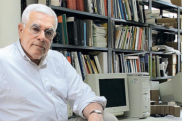 "Die Dinge entwickeln sich in eine völlig falsche Richtung. Auf dem 
Computer kann man nicht konzeptionell arbeiten. Das ist unmöglich. Dazu 
braucht man Stift und Papier." Peter Eisenman in seinem Atelier in New 
York. 