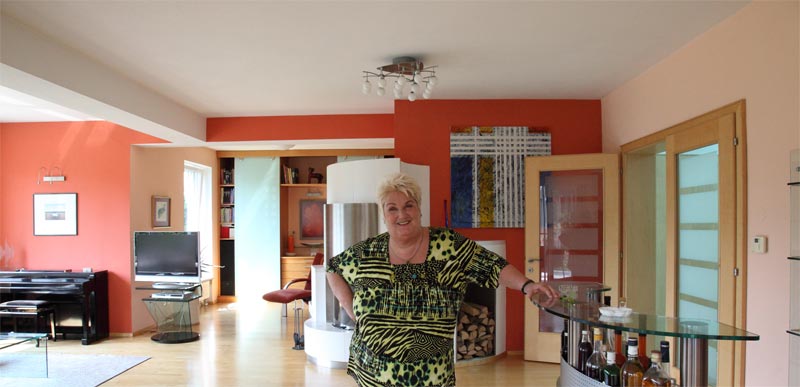 "Ich bin schon ein richtiges Wohntier. Jetzt kann man hier richtig 
gut knotzen." Stefanie Werger in ihrem neu ausgemalten Wohnzimmer in 
Graz.