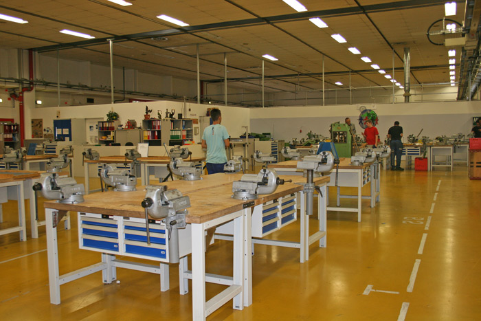 Mädchen und junge Frauen, die nach Abschluss des Kurses keine Lehrstelle finden, haben noch die Möglichkeit, ihre Ausbildung im überbetrieblichen Lehrbetrieb von Jugend am Werk zu beginnen.