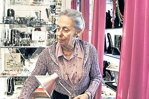 Die 80-jährige Annette Barboza kämpft für den Erhalt des von ihrem Vater gegründeten Schmuckgeschäfts im Gebäude an der Place Vendôme. Es misst gerade einmal sieben Quadratmeter. Die 80-jährige Annette Barboza kämpft für den Erhalt des von ihrem Vater gegründeten Schmuckgeschäfts im Gebäude an der Place Vendôme. Es misst gerade einmal sieben Quadratmeter.