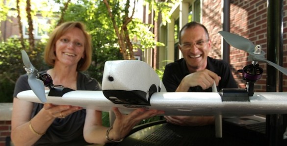 Julie Adams und Steven Wernke mit der Vermessungs-Drohne.