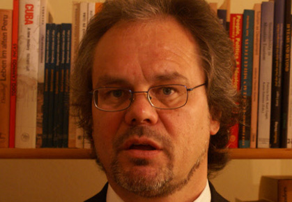 Robert Lessmann (52) ist Soziologe und Politologe und arbeitet als Konsulent, Journalist und Buchautor zum Schwerpunkt Lateinamerika. Robert Lessmann (52) ist Soziologe und Politologe und arbeitet als Konsulent, Journalist und Buchautor zum Schwerpunkt Lateinamerika.