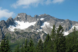 Zwei Frauen und ein Mann gerieten auf dem Weg zur Hammerspitze in Bergnot. Zwei Frauen und ein Mann gerieten auf dem Weg zur Hammerspitze in Bergnot.