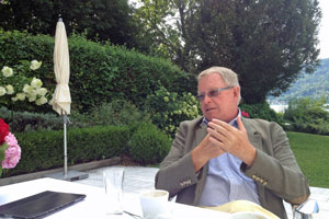 "Ich wollte nicht mit aufgebrachten FPÖ-Wählern in Körperkontakt treten" über seine Wahl zum Landeshauptmann, die von starken Protesten der FPÖ begleitet wurde. "Ich wollte nicht mit aufgebrachten FPÖ-Wählern in Körperkontakt treten" über seine Wahl zum Landeshauptmann, die von starken Protesten der FPÖ begleitet wurde.