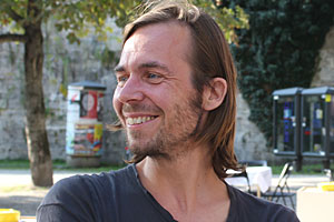 "Auf eine große Demonstration kommen zwar um die 2.000 Leute, und 
ich möchte das nicht schmälern, aber bei dem Ausmaß dieses Politskandals
 müssten es einfach viel mehr Menschen sein, die ihren Unmut zeigen."