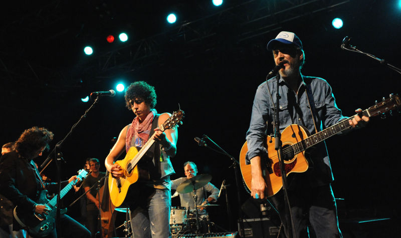 Howe Gelb (re.) und seine Giant Giant Sand in Wien. Zwischen Konvention 
und sanftem Irrsinn entschied meist der Keyboarder vom anderen Ende der 
Bühne. Nicht im Bild, aber in Topform: Nicolaj Heyman.&nbsp; 