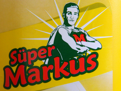 Süper Markus. Löst
alles, das Fett, den Dummsinn, die hartnäckigsten Fälle. Süper Markus. Löst
alles, das Fett, den Dummsinn, die hartnäckigsten Fälle.