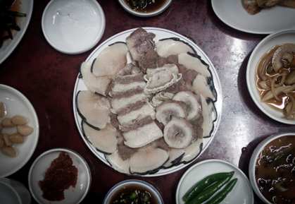 Eine Wal-Jausn in Südkorea kostet samt Walfleisch, Bauchspeck, Walzunge und Beilagen umgerechnet rund 40 Euro. 